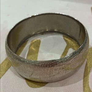 Textured Silver Tone Bangle Wedding Cake Exterior Bracelet